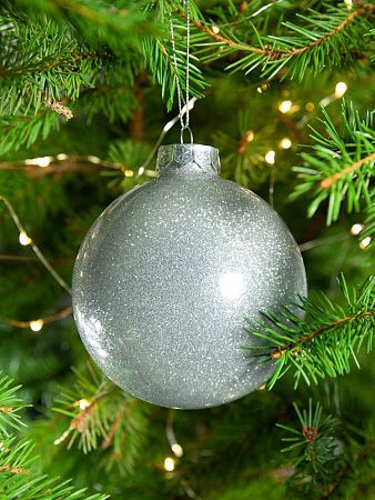 Елочный шар Finery Shine, 10 см, глянцевый серебристый с глиттером