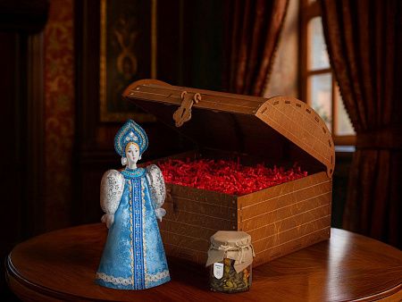 Подарочный набор: кукла фарфоровая, мёд с миксом из орехов