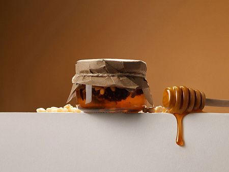 Мед с сосновыми шишками и кедровыми орехами