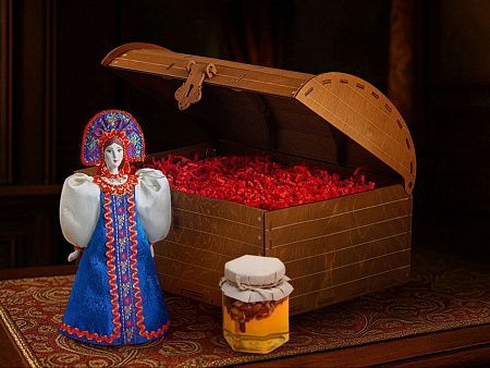 Подарочный набор: кукла фарфоровая, мёд с грецким орехом