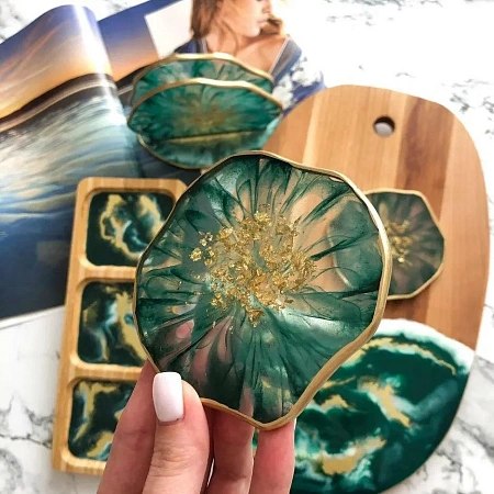 Подарочный набор «Золотая змея»: елочная игрушка, подставка из эпоксидной смолы, леденец