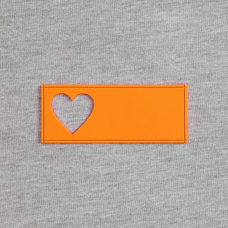 Лейбл из ПВХ с вырубкой «Сердце», оранжевый неон