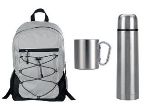 Набор туриста с термосом и кружкой в рюкзаке