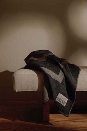 Плед VINGA Monogram из переработанного полиэстера GRS, 170x130 см