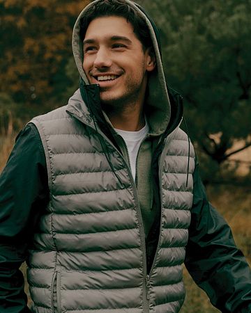 Мужской стеганый жилет Iqoniq Meru из переработанного полиэстера AWARE™, 70 г/м²