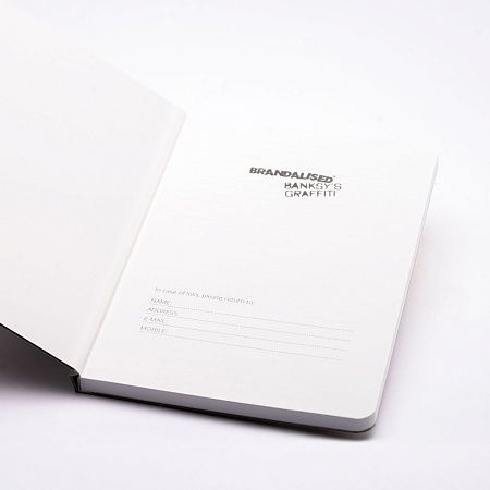 Набор Pininfarina Banksy Крыса: шариковая ручка GrafeeX и блокнот линованный из каменной бумаги, А5