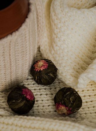 Подарочный набор «Снежная сказка»: увлажнитель, кружка, шарф, чай, лента, ящик